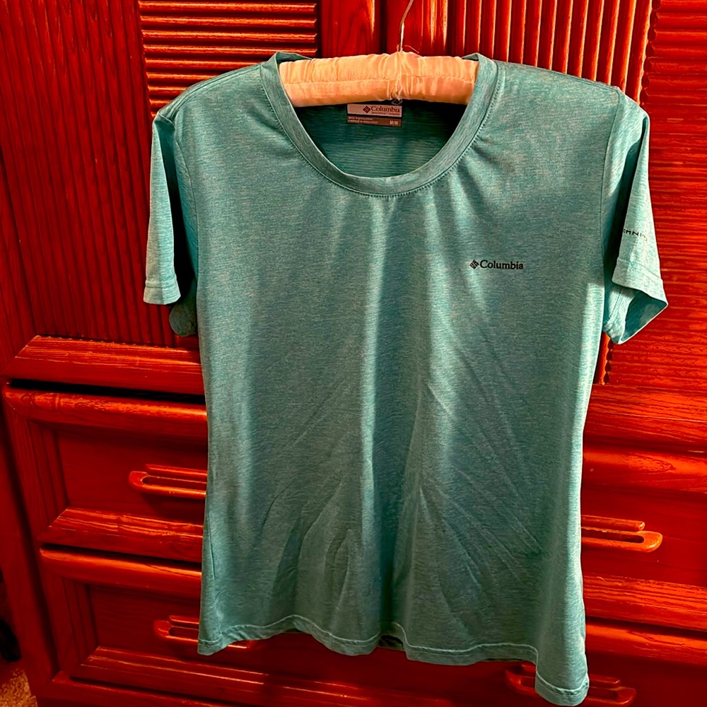 Turquoise brand new Columbia Omni-Wick shirt. Size women’s medium